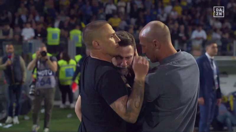 i fratelli cannavaro consolano eusebio di francesco dopo la retrocessione del frosinone