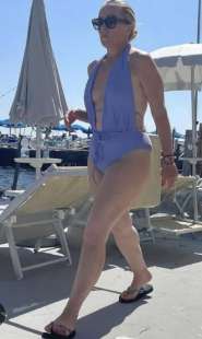 GIORGIA MELONI IN SPIAGGIA