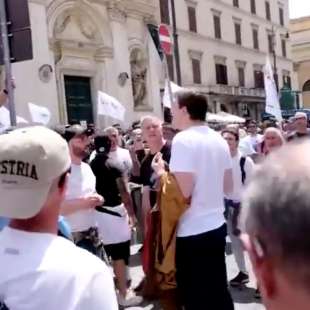 il segretario dei Radicali Italiani Matteo Hallissey aggredito dai tassisti