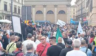 il segretario dei Radicali Italiani Matteo Hallissey aggredito dai tassisti