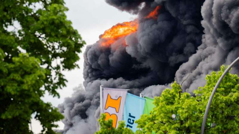 incendio in una fabbrica di berlino