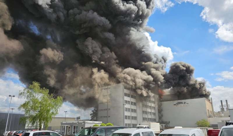 incendio in una fabbrica di berlino