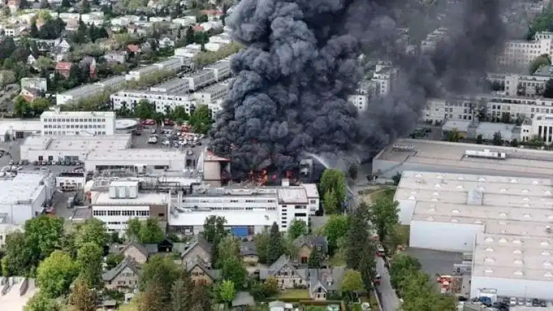 incendio in una fabbrica di berlino  