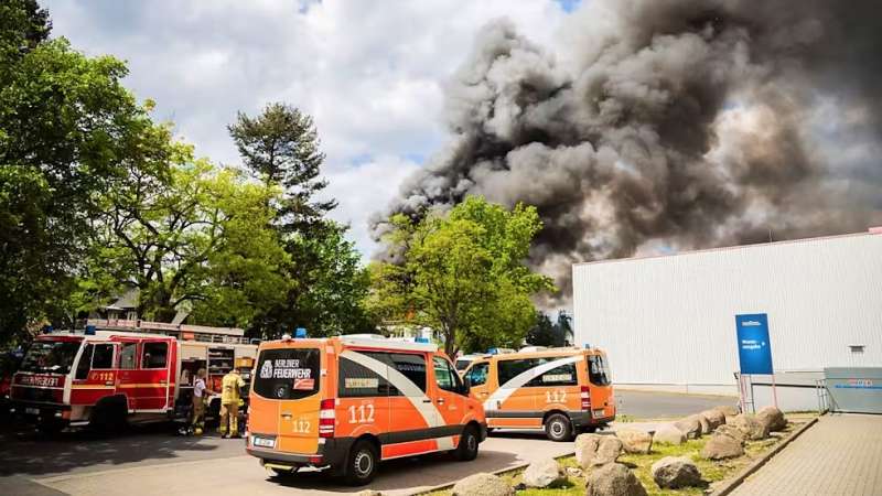 incendio in una fabbrica di berlino