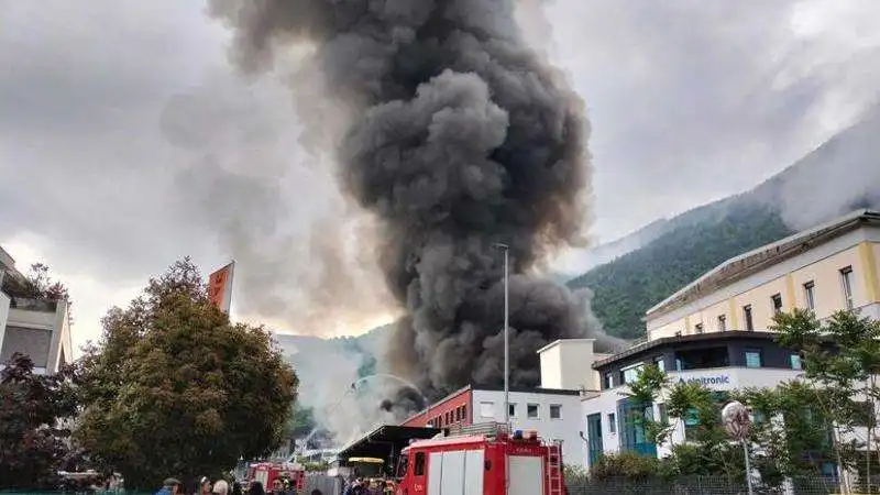 INCENDIO NELLO STABILIMENTO ALPITRONIC A BOLZANO  