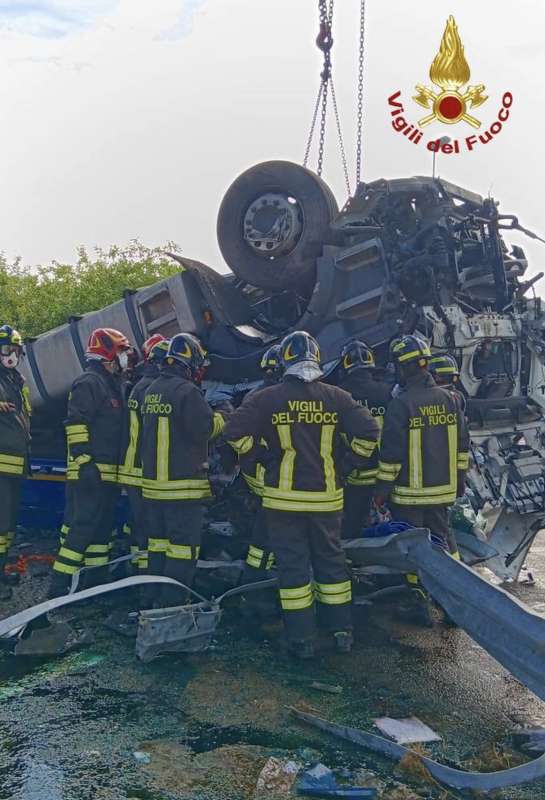 incidente a un camion carico di acido a piacenza 1