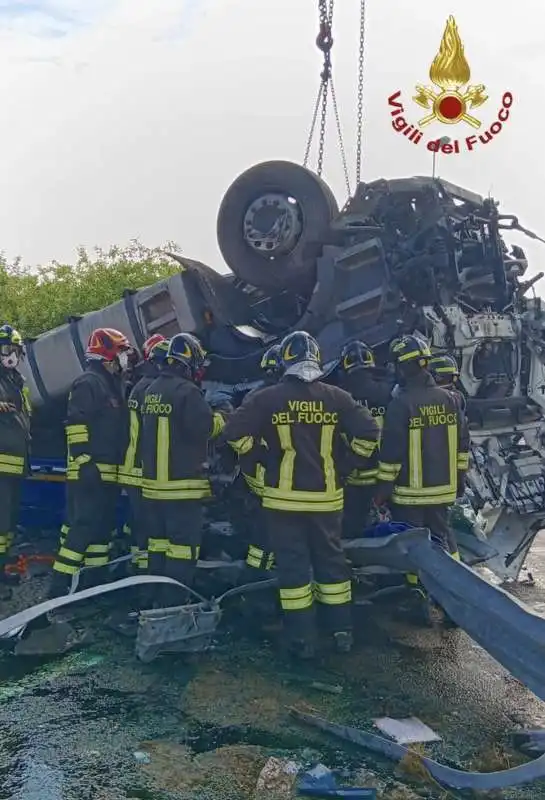 incidente a un camion carico di acido a piacenza   1