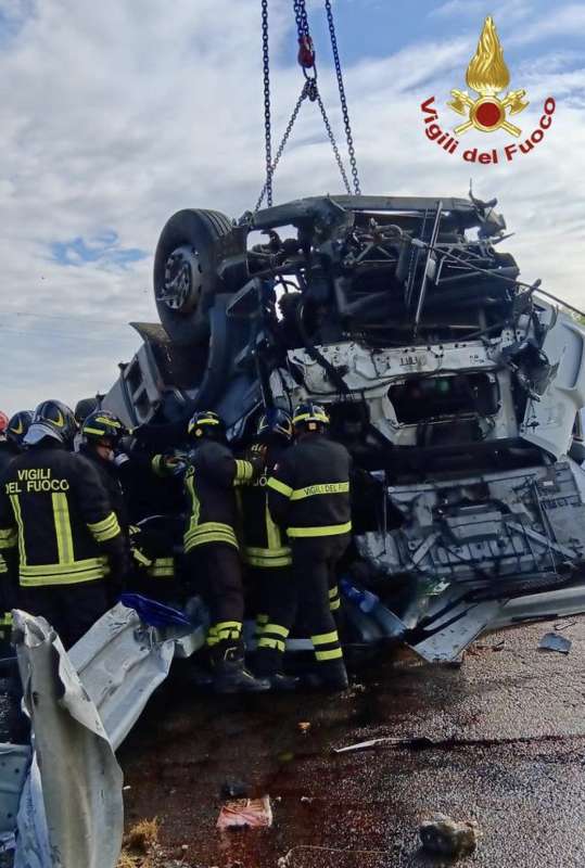 incidente a un camion carico di acido a piacenza 3