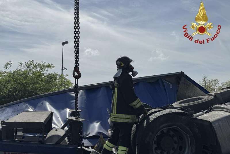 incidente a un camion carico di acido a piacenza 4