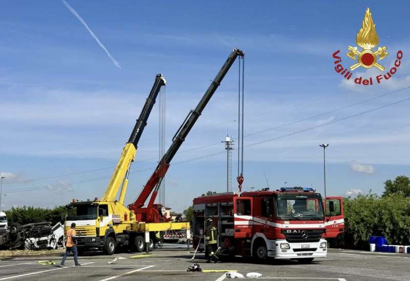 incidente a un camion carico di acido a piacenza 5