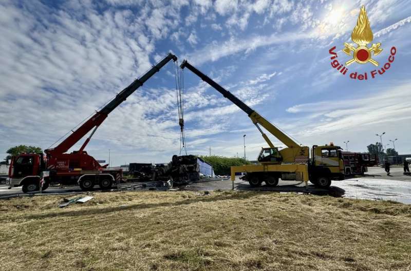 incidente a un camion carico di acido a piacenza 6