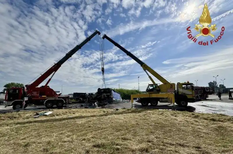 incidente a un camion carico di acido a piacenza   6