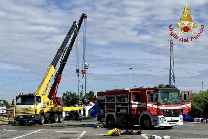 incidente a un camion carico di acido a piacenza 7