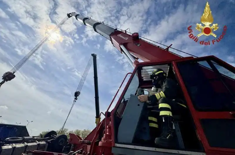 incidente a un camion carico di acido a piacenza   8