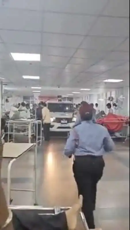 INDIA, SUV DELLA POLIZIA ENTRA IN OSPEDALE PER ARRESTARE INFERMIERE 