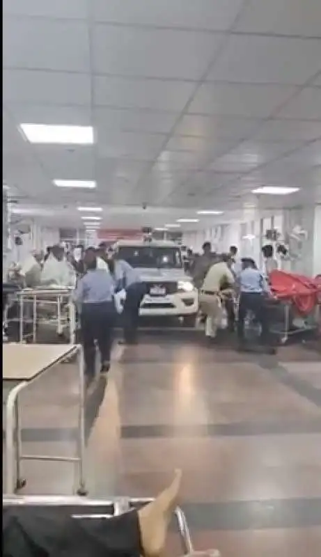 INDIA, SUV DELLA POLIZIA ENTRA IN OSPEDALE PER ARRESTARE INFERMIERE 