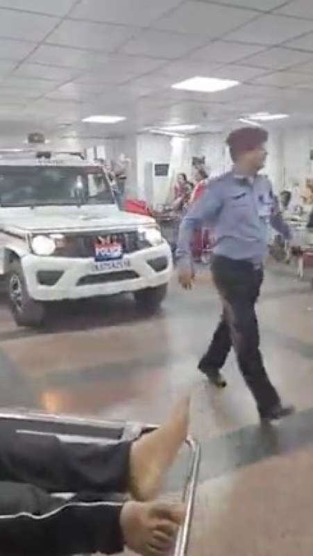 INDIA, SUV DELLA POLIZIA ENTRA IN OSPEDALE PER ARRESTARE INFERMIERE