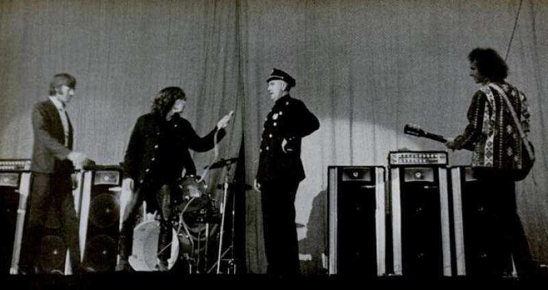 jim morrison arresto sul palco new heaven 1967