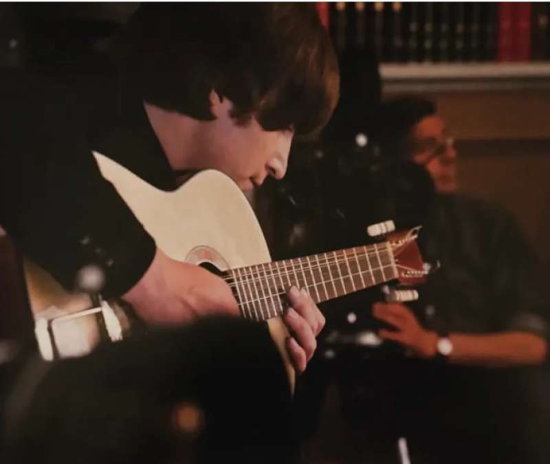 JOHN LENNON CON LA CHITARRA ANDATA ALL ASTA A NEW YORK 1