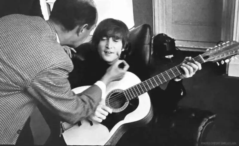 JOHN LENNON CON LA CHITARRA ANDATA ALL ASTA A NEW YORK