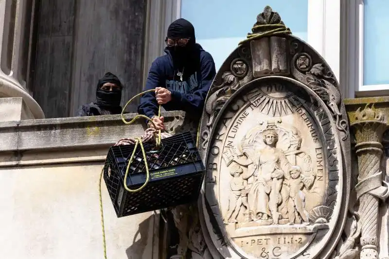 la polizia fa irruzione alla columbia university   2