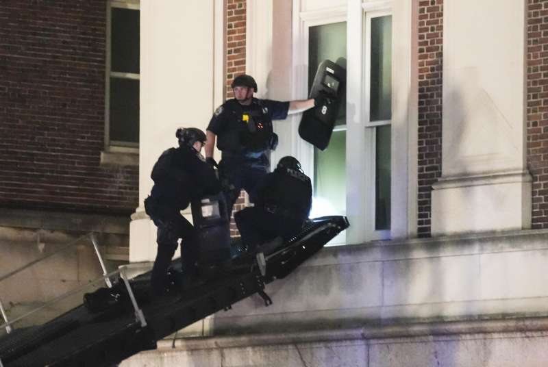 la polizia fa irruzione alla columbia university 3