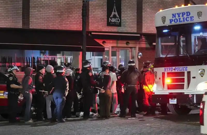 la polizia fa irruzione alla columbia university   6