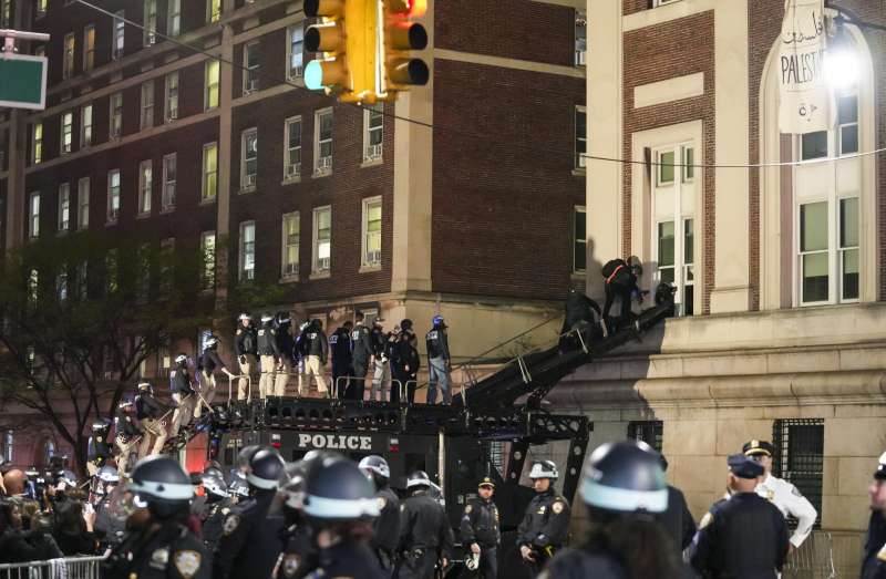 la polizia fa irruzione alla columbia university 9