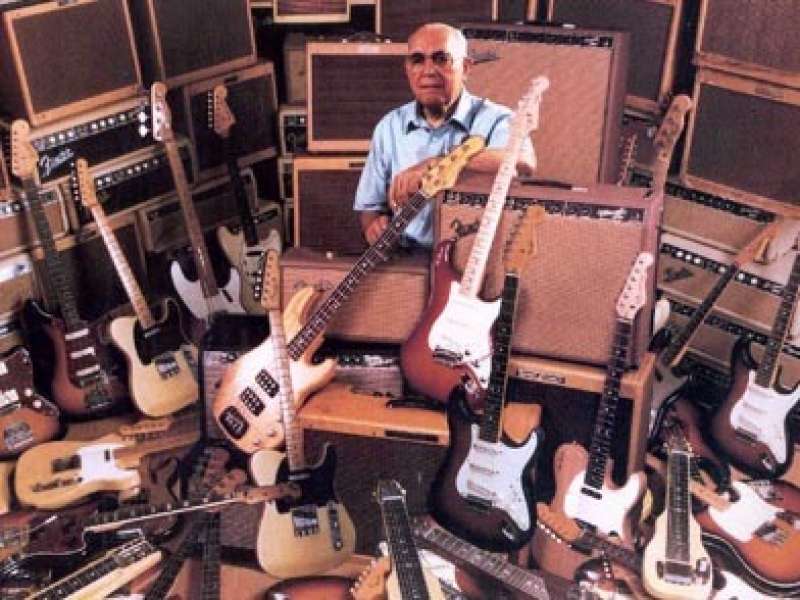 leo fender con la stratocaster 2