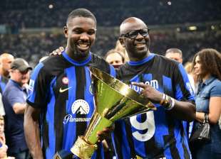 lilian e marcus thuram alla festa scudetto dell'inter 2