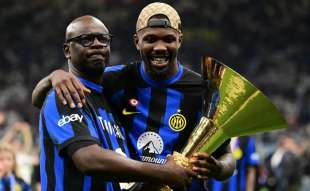 lilian e marcus thuram alla festa scudetto dell'inter 3