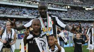 lilian thuram con i figli marcus e kephren durante la festa scudetto della juve