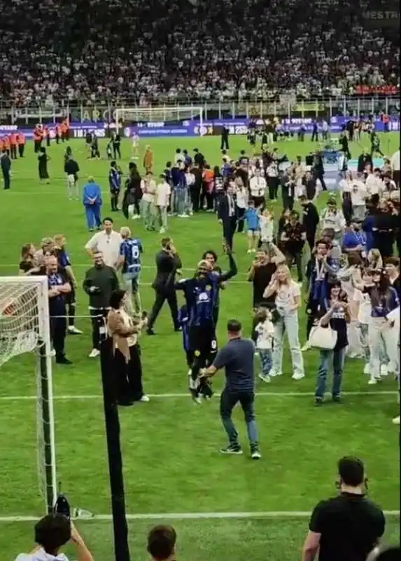 lilian thuram tira uno schiaffo al figlio marcus durante la festa scudetto dell'inter  2