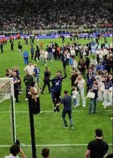 lilian thuram tira uno schiaffo al figlio marcus durante la festa scudetto dell'inter 2