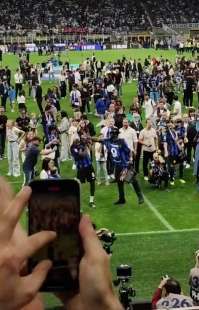 lilian thuram tira uno schiaffo al figlio marcus durante la festa scudetto dell'inter 4