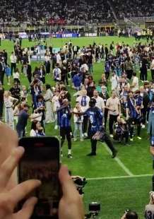 lilian thuram tira uno schiaffo al figlio marcus durante la festa scudetto dell'inter 5