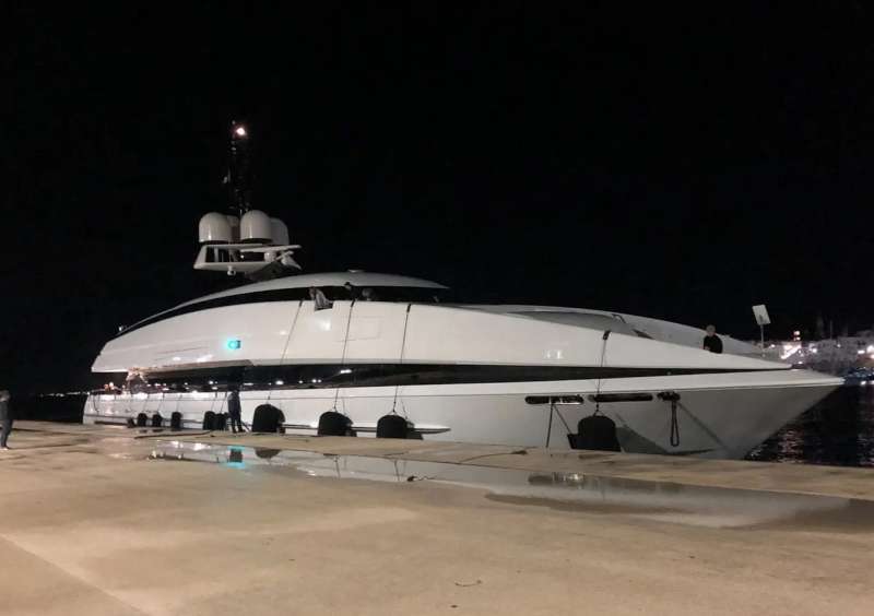 LO YACHT CRAZY ME ATTRACCA AL PORTO DI MONOPOLI