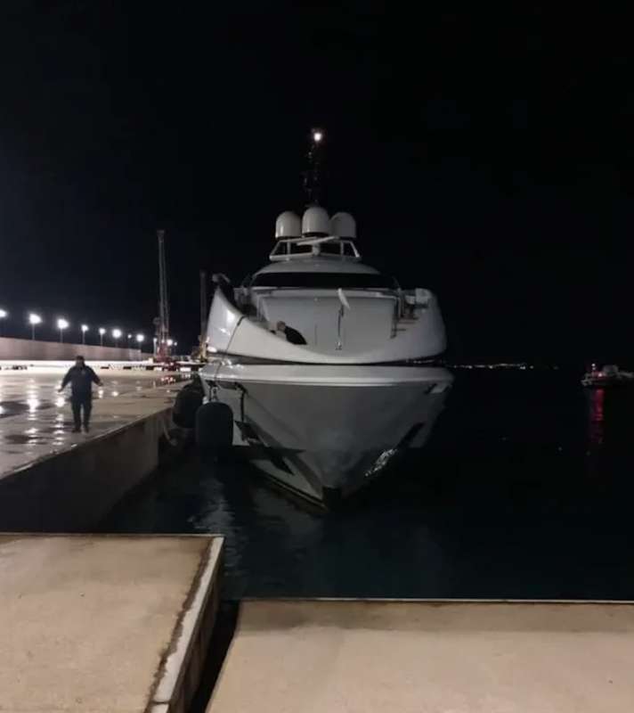 LO YACHT CRAZY ME ATTRACCA AL PORTO DI MONOPOLI