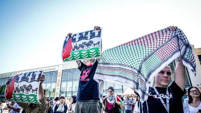 manifestazioni pro palestina al salone del libro di torino. 2