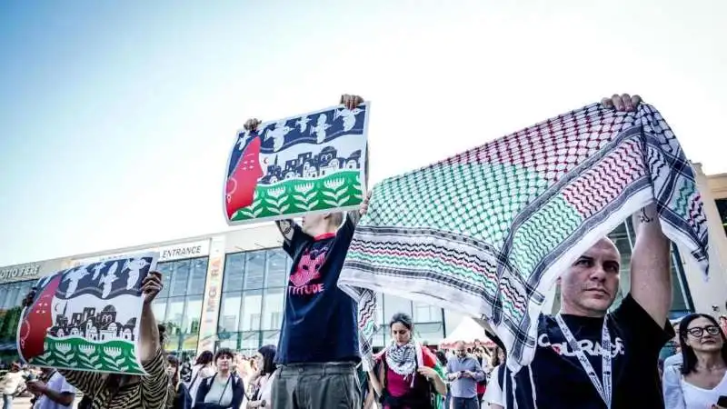 manifestazioni pro palestina al salone del libro di torino. 2