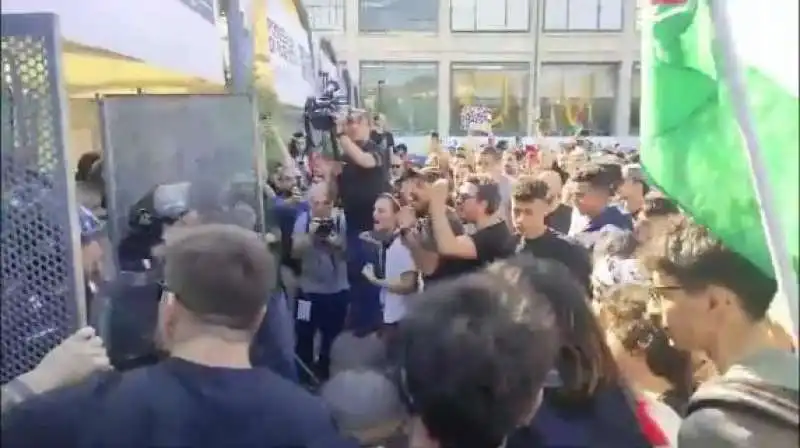 manifestazioni pro palestina al salone del libro di torino. 5