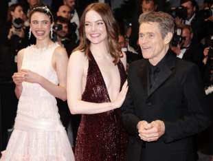 margaret qualley emma stone william dafoe