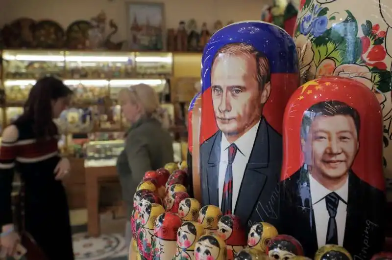 matrioske di putin e xi jinping a mosca