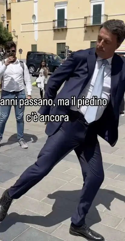 matteo renzi palleggia   4