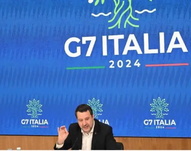 MATTEO SALVINI PRESENTA IL DECRETO SALVA CASA