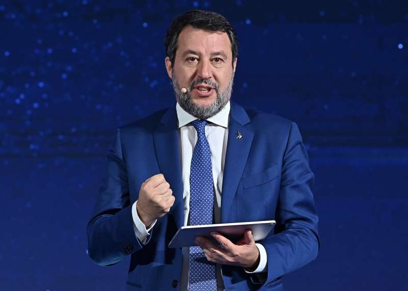 matteo salvini presentazione italia del si 1