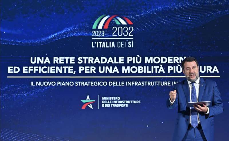 matteo salvini presentazione italia del si 2