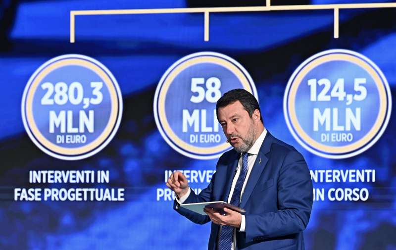 matteo salvini presentazione italia del si 3