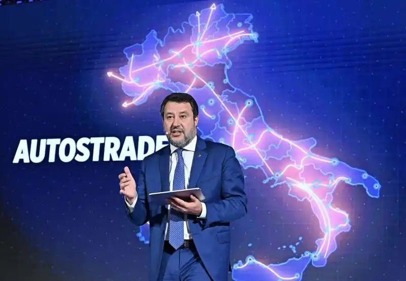 matteo salvini   presentazione italia del si   4