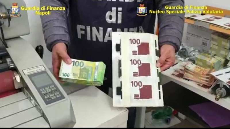 maxi sequestro di banconote false a napoli